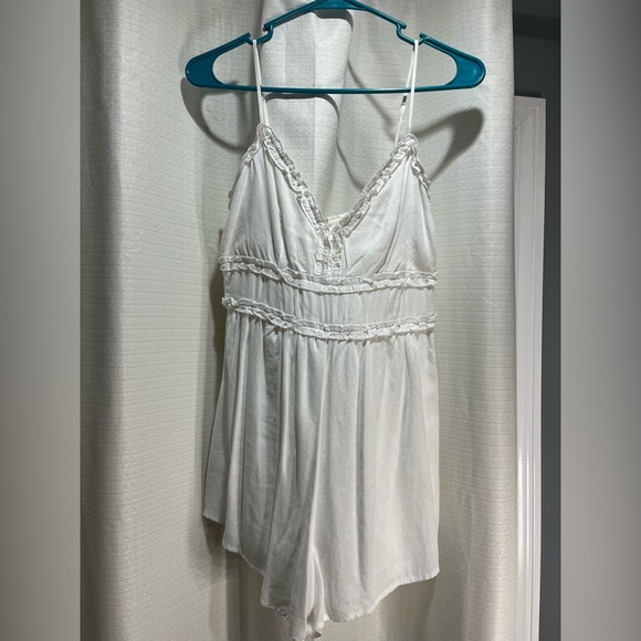 Francesca’s white romper - Picture 2 of 5